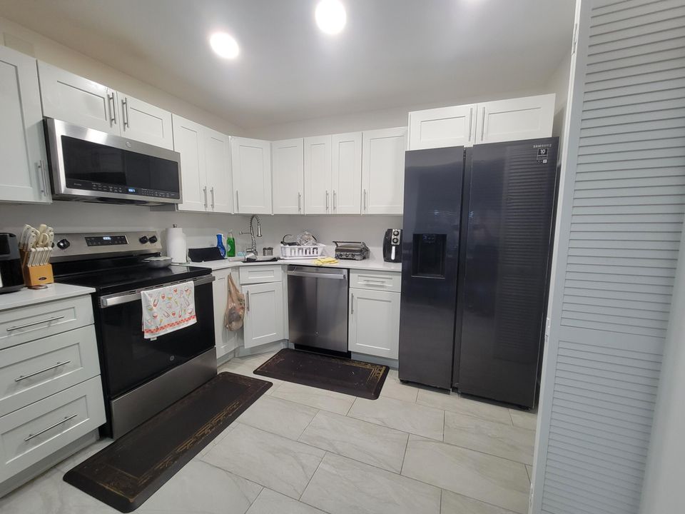 На продажу: $200,000 (2 спален, 1 ванн, 935 Квадратных фут)