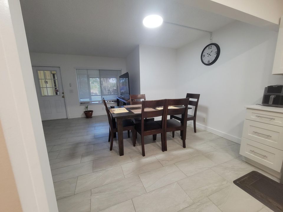 На продажу: $200,000 (2 спален, 1 ванн, 935 Квадратных фут)