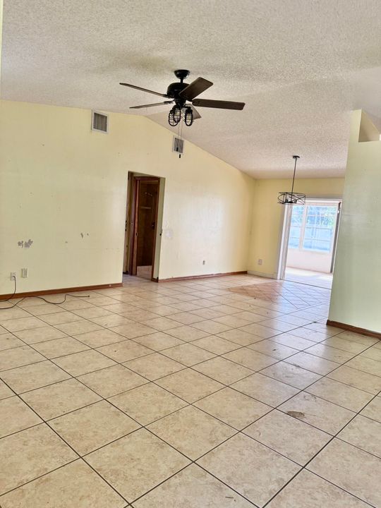 For Sale: $330,000 (3 beds, 2 baths, 1914 Square Feet)