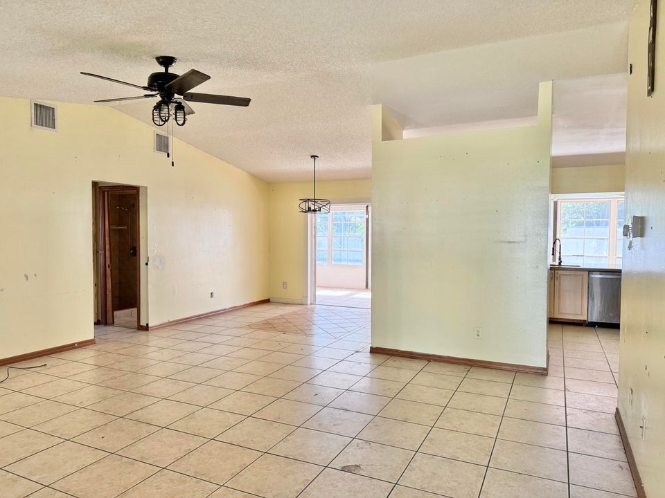 For Sale: $330,000 (3 beds, 2 baths, 1914 Square Feet)