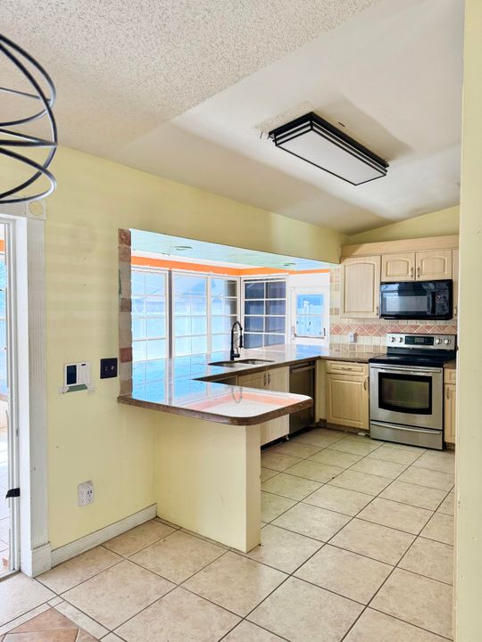 For Sale: $330,000 (3 beds, 2 baths, 1914 Square Feet)