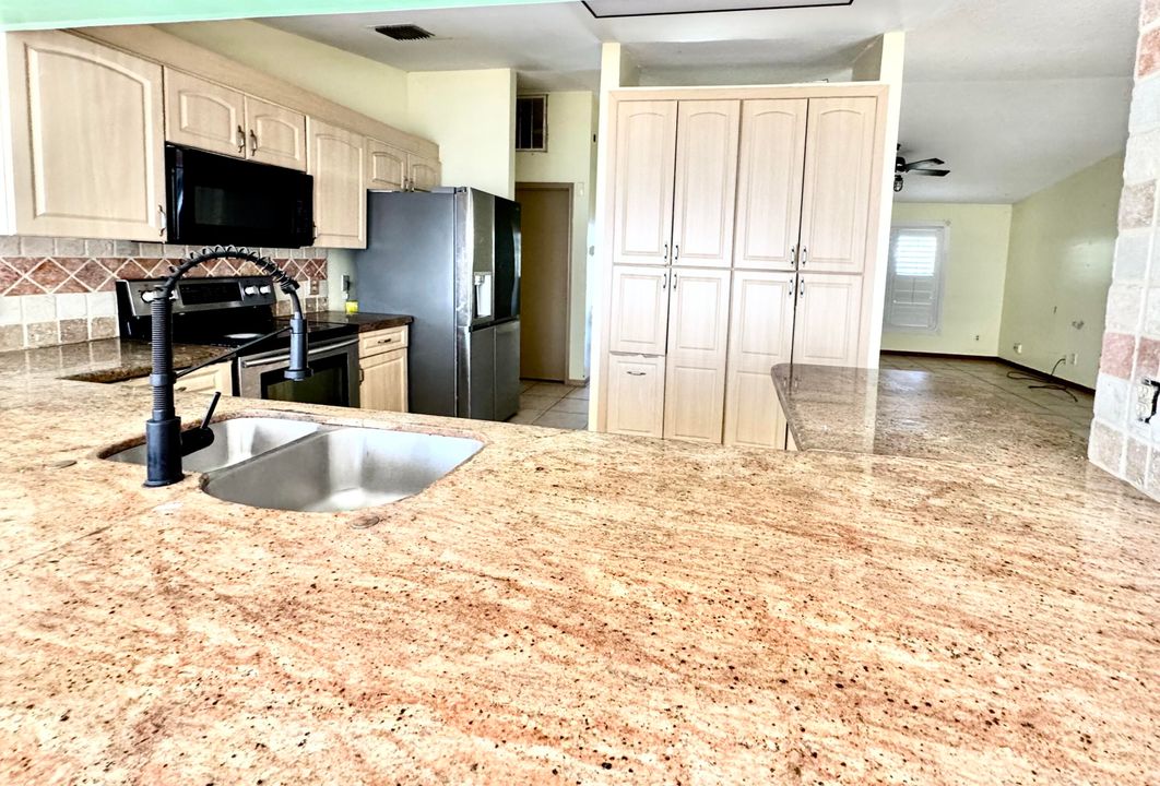 For Sale: $330,000 (3 beds, 2 baths, 1914 Square Feet)