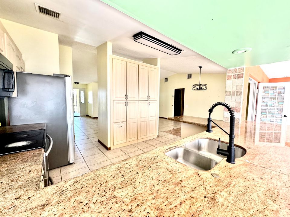 For Sale: $330,000 (3 beds, 2 baths, 1914 Square Feet)