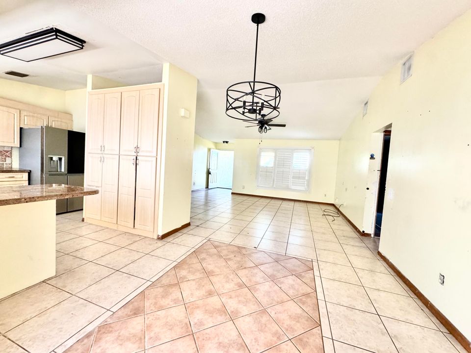 For Sale: $330,000 (3 beds, 2 baths, 1914 Square Feet)