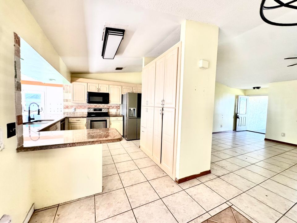 For Sale: $330,000 (3 beds, 2 baths, 1914 Square Feet)