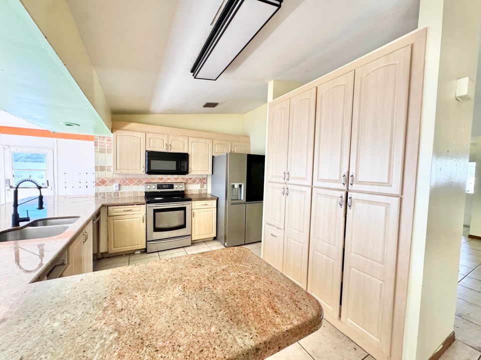 For Sale: $330,000 (3 beds, 2 baths, 1914 Square Feet)