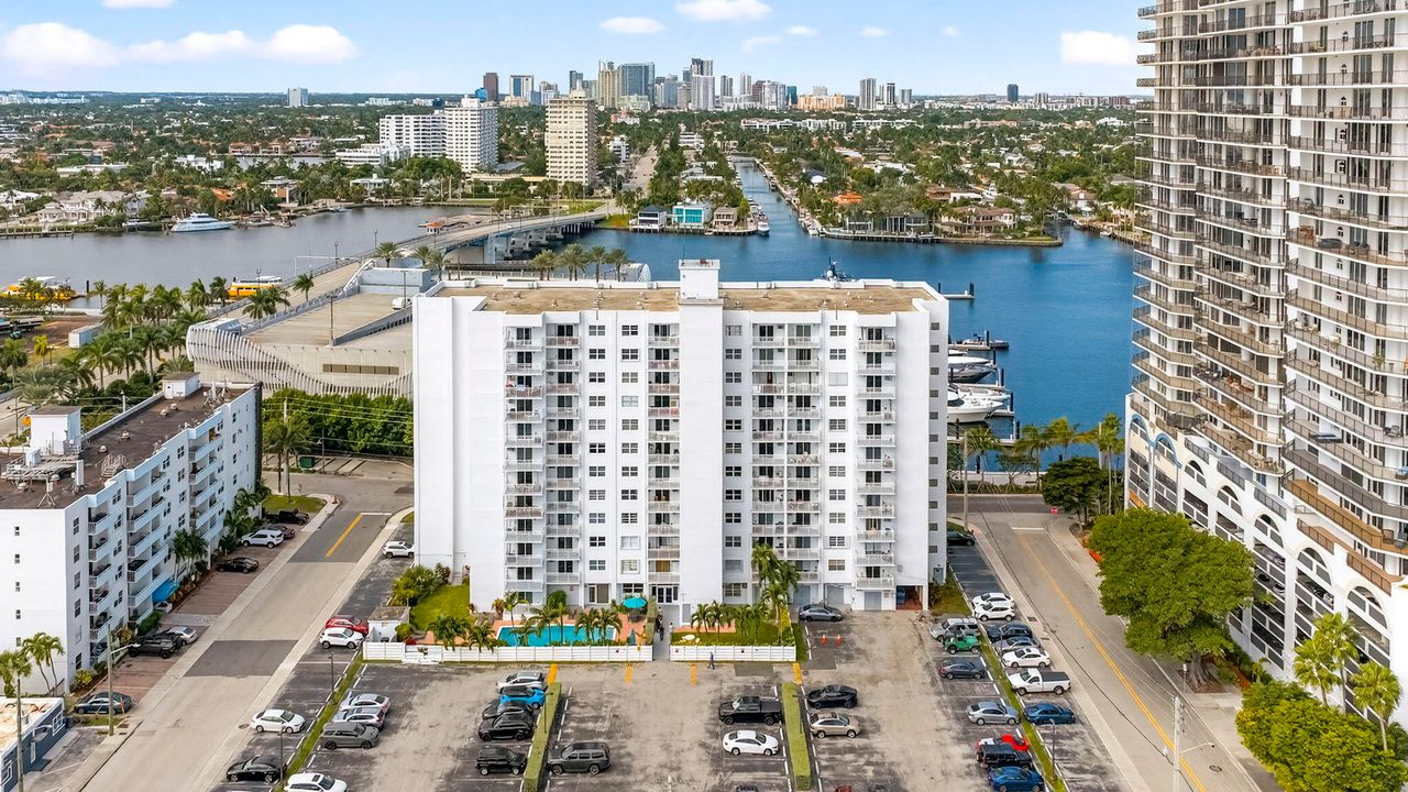 Active With Contract: $259,999 (1 beds, 1 baths, 647 Square Feet)