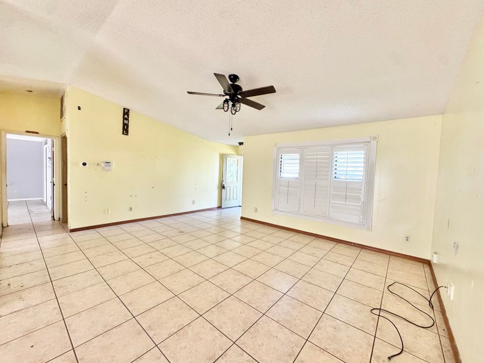For Sale: $330,000 (3 beds, 2 baths, 1914 Square Feet)