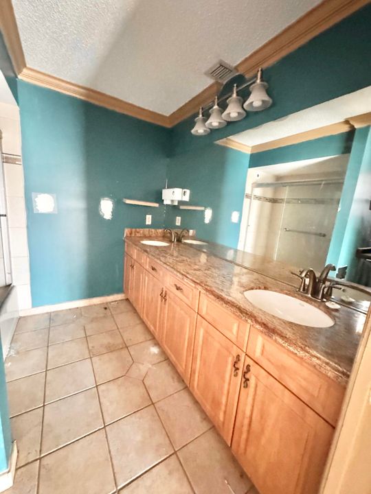 For Sale: $330,000 (3 beds, 2 baths, 1914 Square Feet)