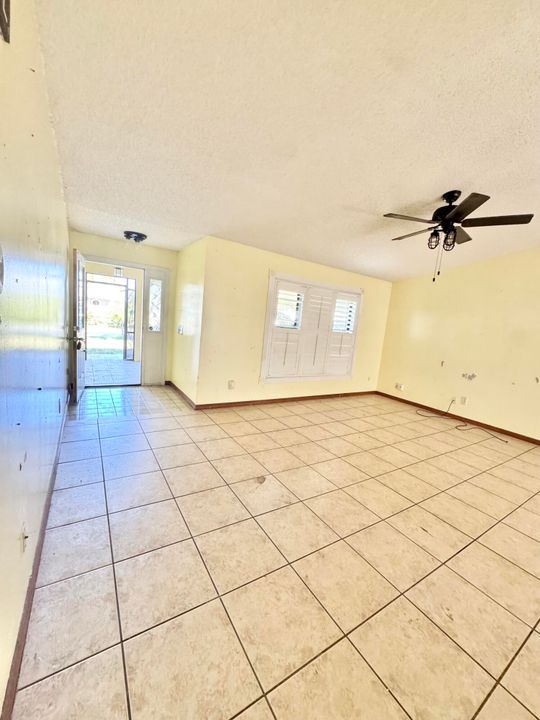 For Sale: $330,000 (3 beds, 2 baths, 1914 Square Feet)