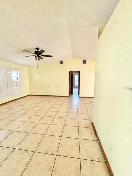 For Sale: $330,000 (3 beds, 2 baths, 1914 Square Feet)