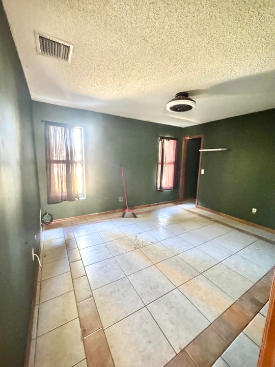 For Sale: $330,000 (3 beds, 2 baths, 1914 Square Feet)