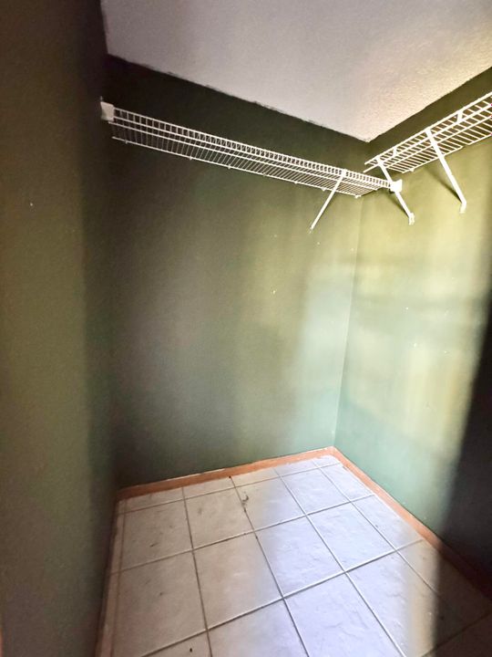 For Sale: $330,000 (3 beds, 2 baths, 1914 Square Feet)