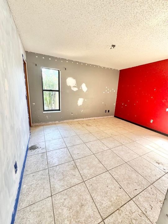 For Sale: $330,000 (3 beds, 2 baths, 1914 Square Feet)