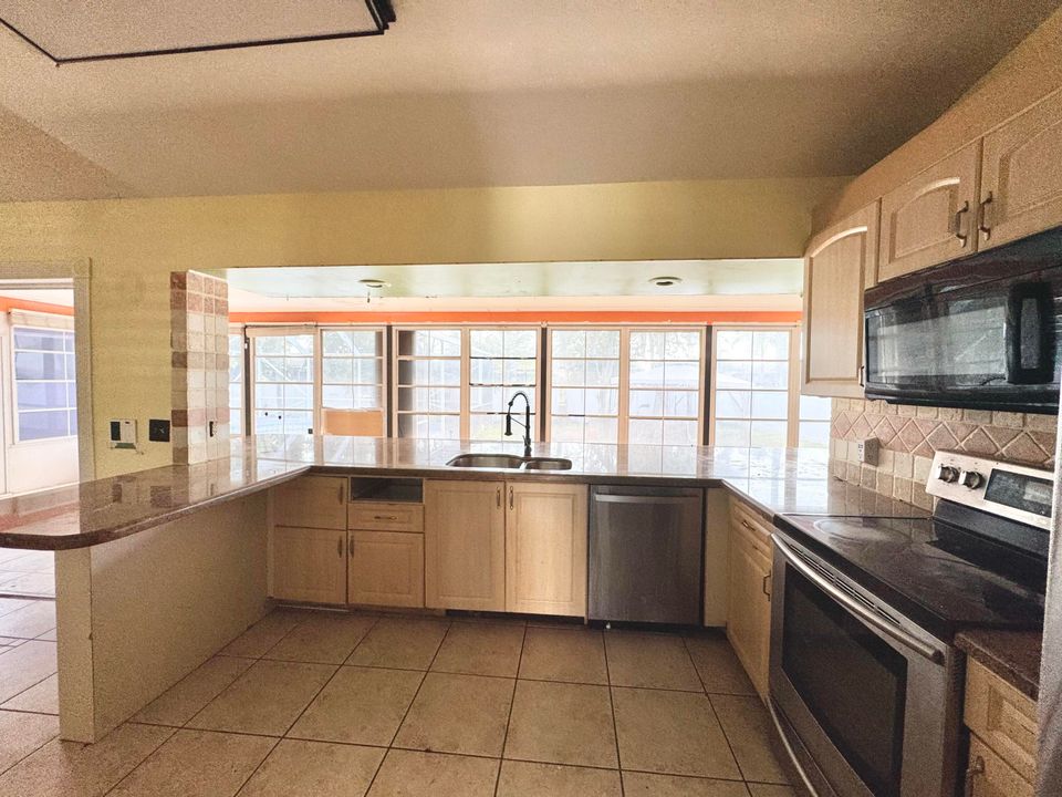 For Sale: $330,000 (3 beds, 2 baths, 1914 Square Feet)