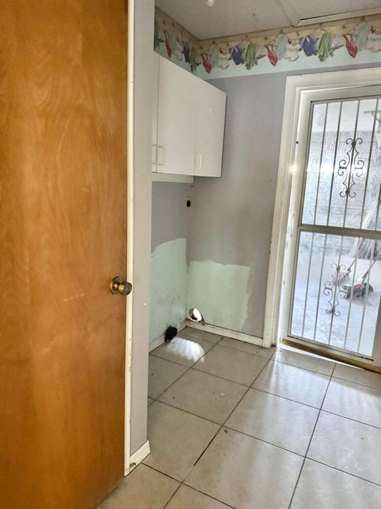 For Sale: $330,000 (3 beds, 2 baths, 1914 Square Feet)