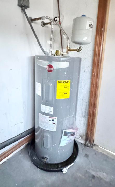 For Sale: $330,000 (3 beds, 2 baths, 1914 Square Feet)