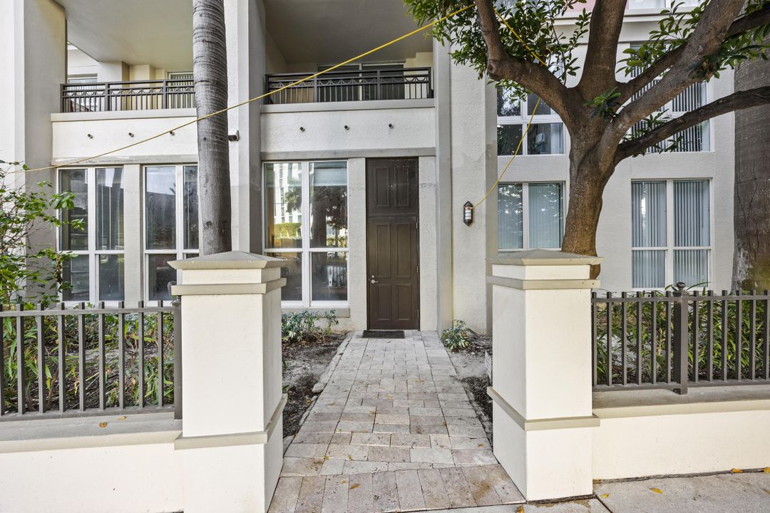 For Sale: $499,000 (1 beds, 1 baths, 851 Square Feet)