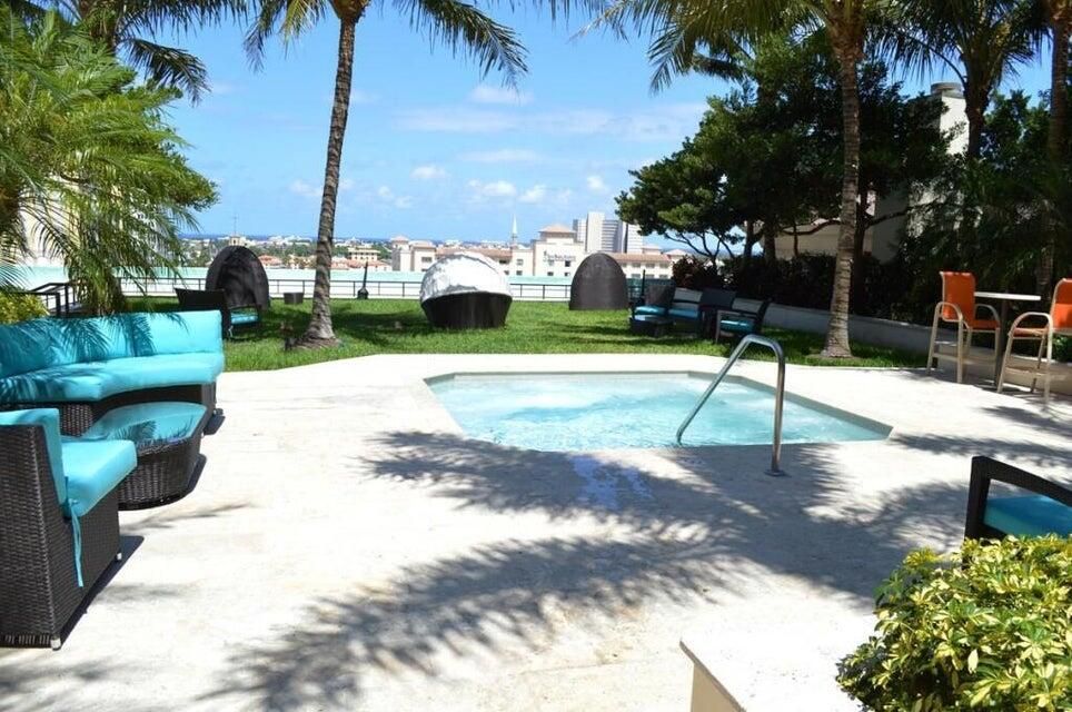 For Sale: $499,000 (1 beds, 1 baths, 851 Square Feet)