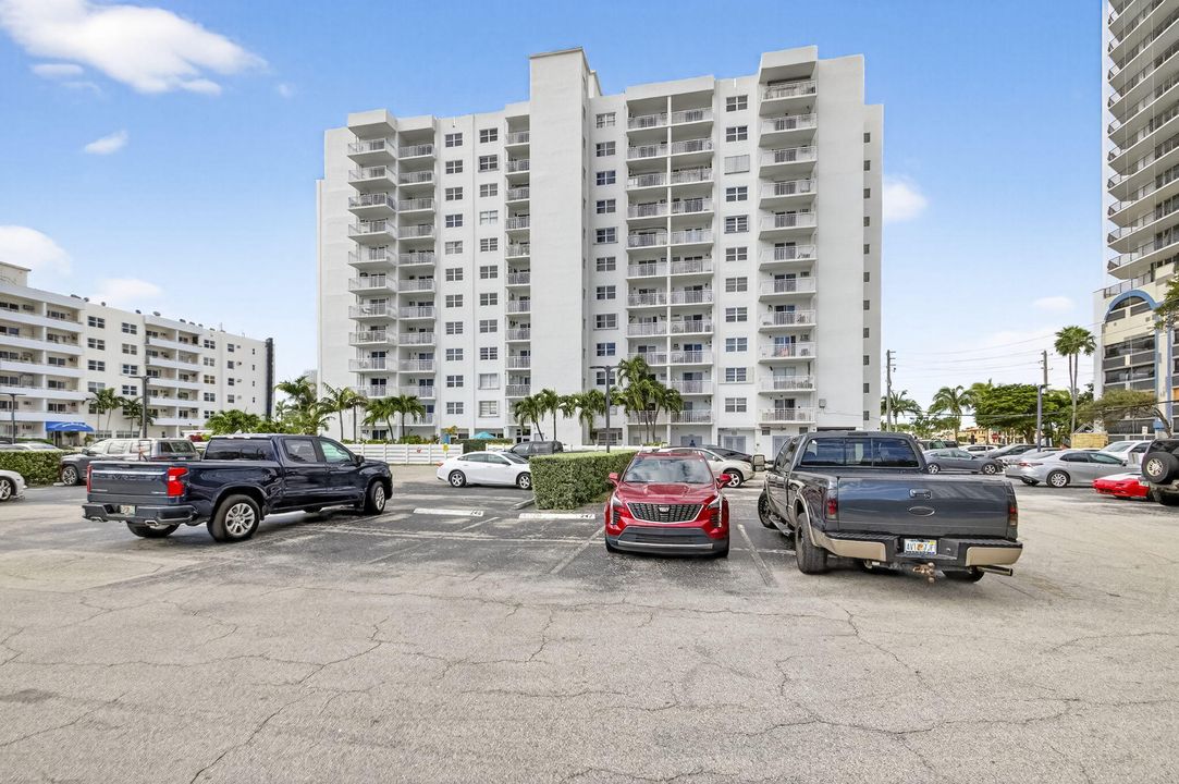 Active With Contract: $259,999 (1 beds, 1 baths, 647 Square Feet)