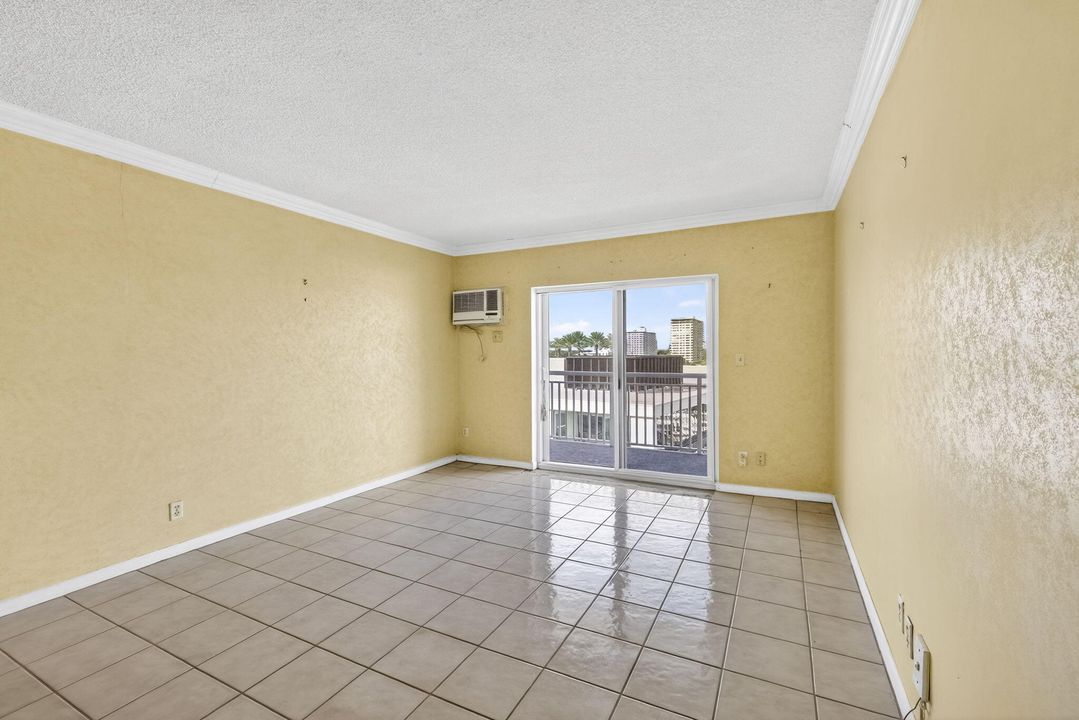 Active With Contract: $259,999 (1 beds, 1 baths, 647 Square Feet)