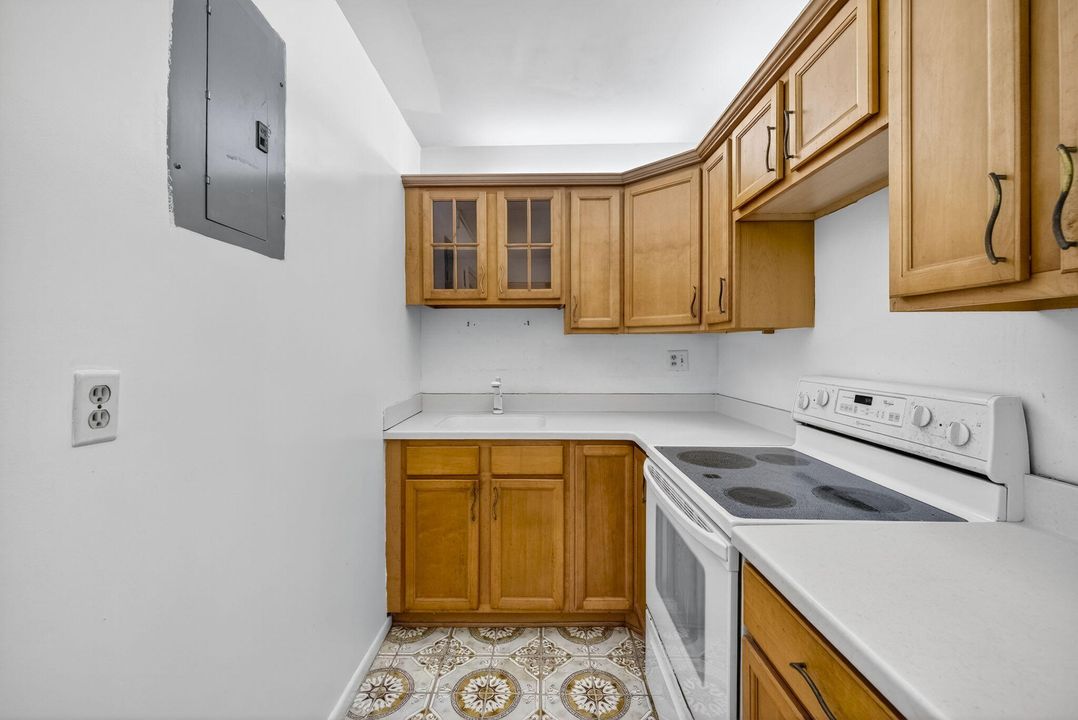 Active With Contract: $259,999 (1 beds, 1 baths, 647 Square Feet)