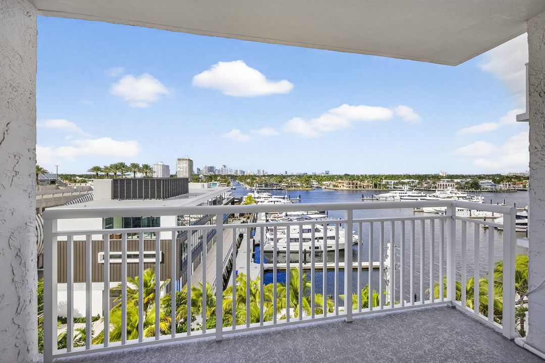 Active With Contract: $259,999 (1 beds, 1 baths, 647 Square Feet)