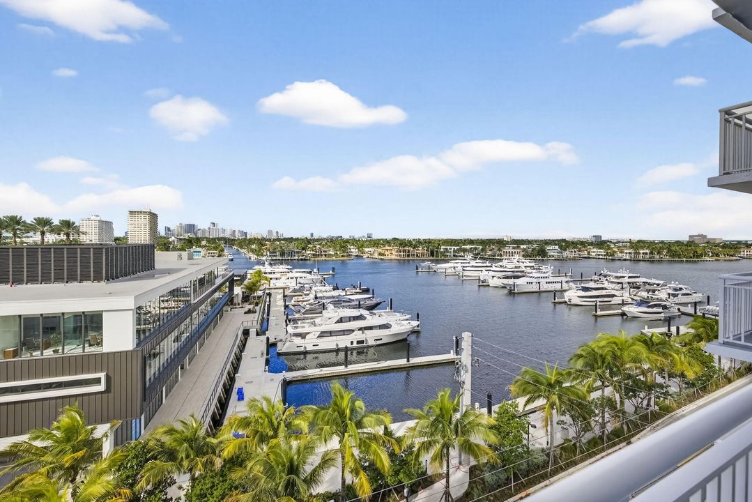 Active With Contract: $259,999 (1 beds, 1 baths, 647 Square Feet)