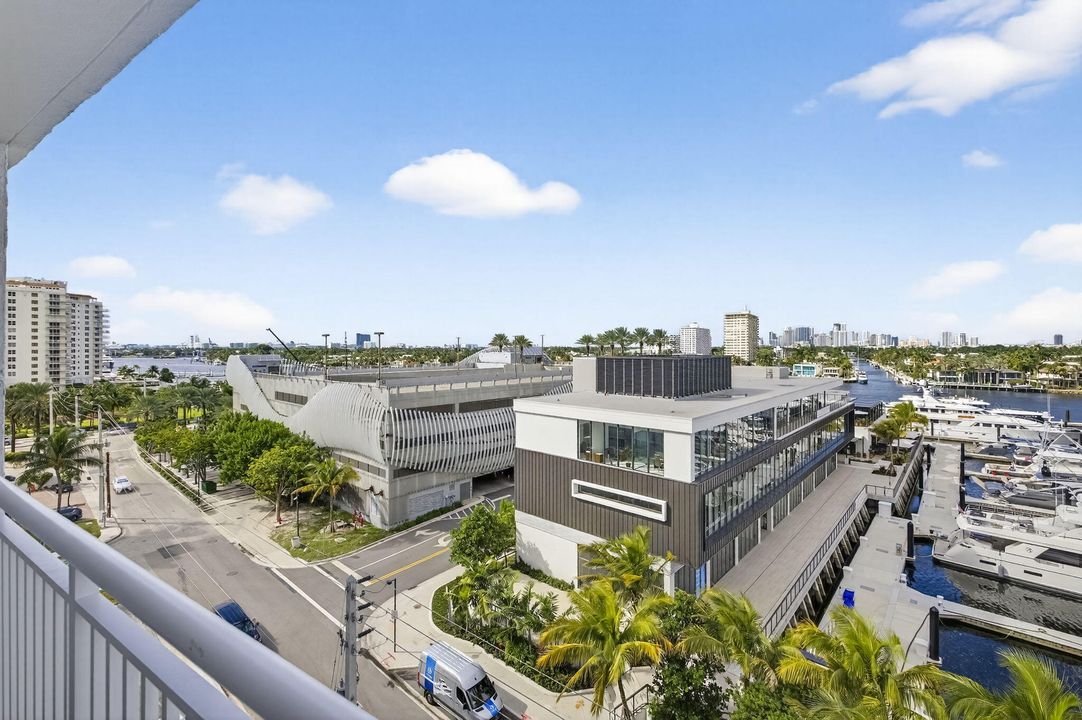 Active With Contract: $259,999 (1 beds, 1 baths, 647 Square Feet)