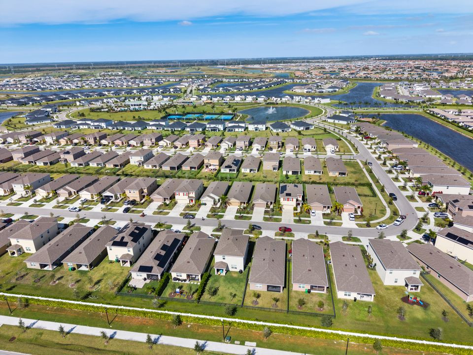 Под контрактом: $395,000 (3 спален, 2 ванн, 1614 Квадратных фут)