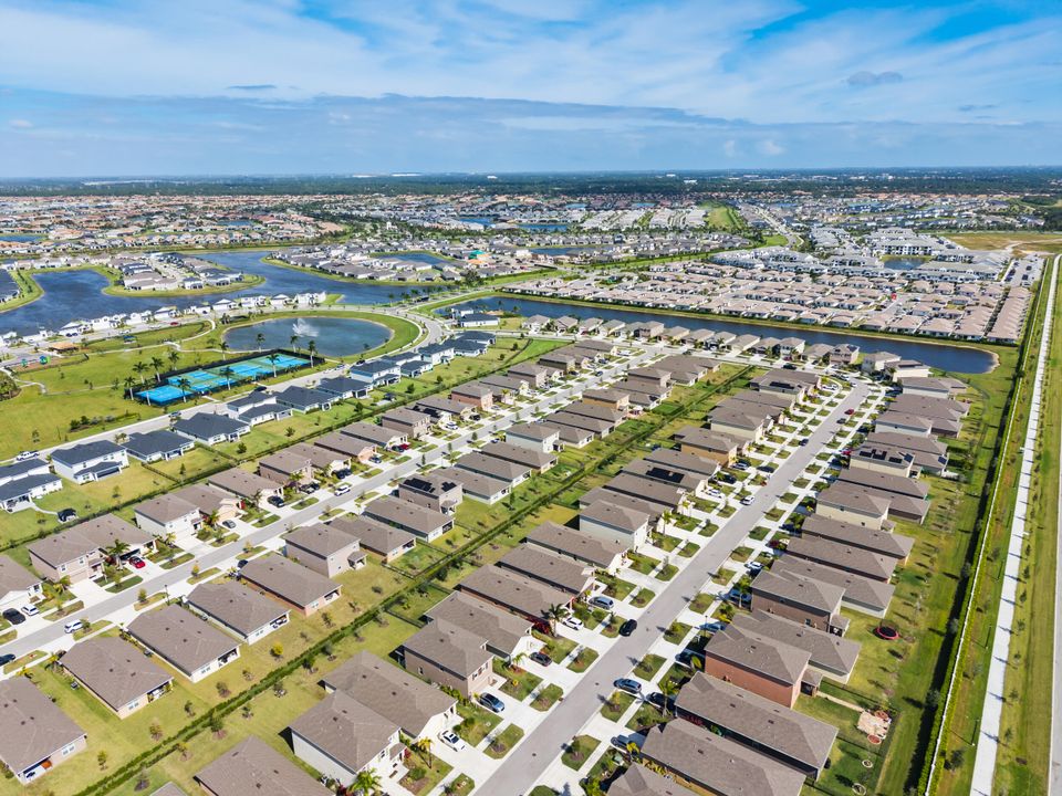 Под контрактом: $395,000 (3 спален, 2 ванн, 1614 Квадратных фут)