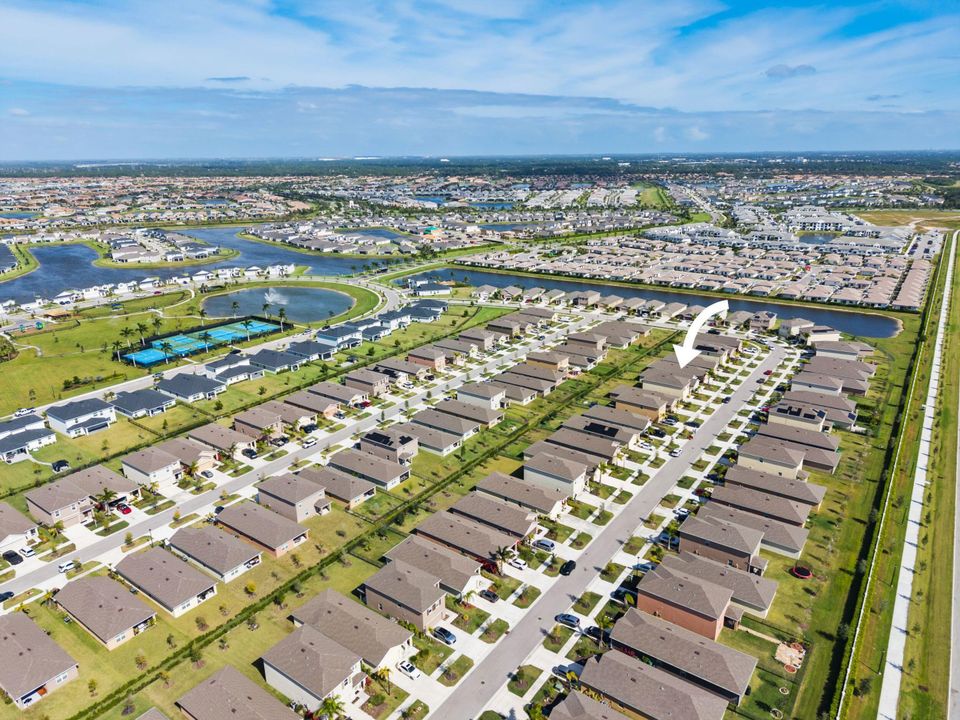 Под контрактом: $395,000 (3 спален, 2 ванн, 1614 Квадратных фут)