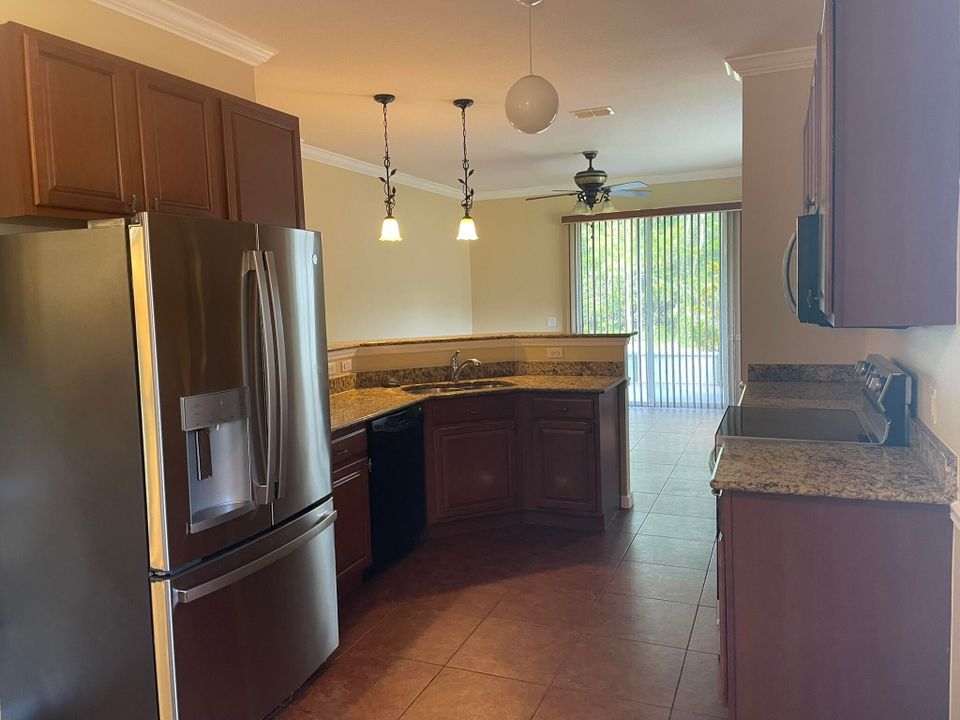 For Rent: $2,800 (4 beds, 2 baths, 1874 Square Feet)