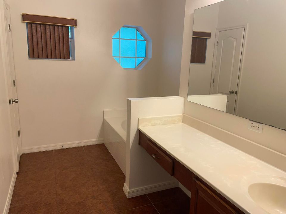 For Rent: $2,800 (4 beds, 2 baths, 1874 Square Feet)