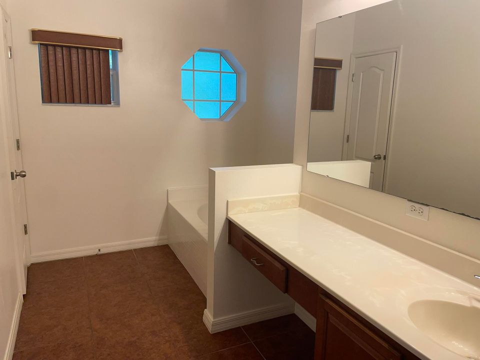 For Rent: $2,800 (4 beds, 2 baths, 1874 Square Feet)