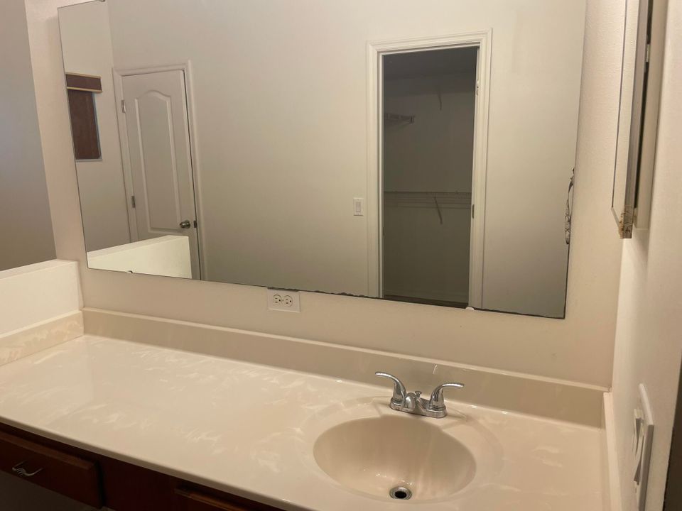 For Rent: $2,800 (4 beds, 2 baths, 1874 Square Feet)