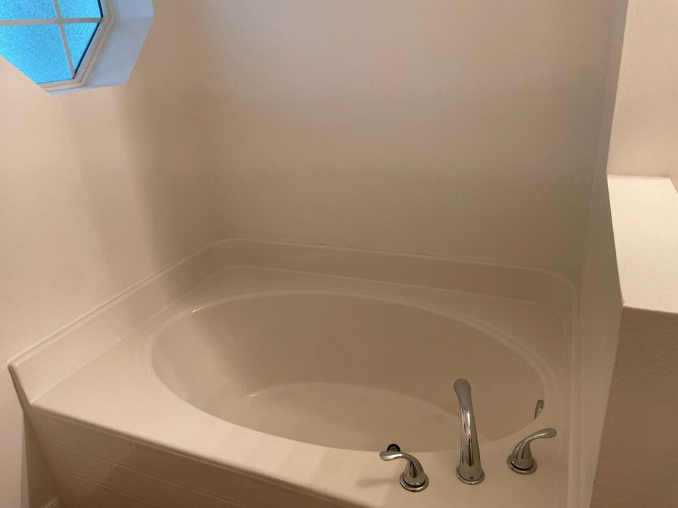 For Rent: $2,800 (4 beds, 2 baths, 1874 Square Feet)