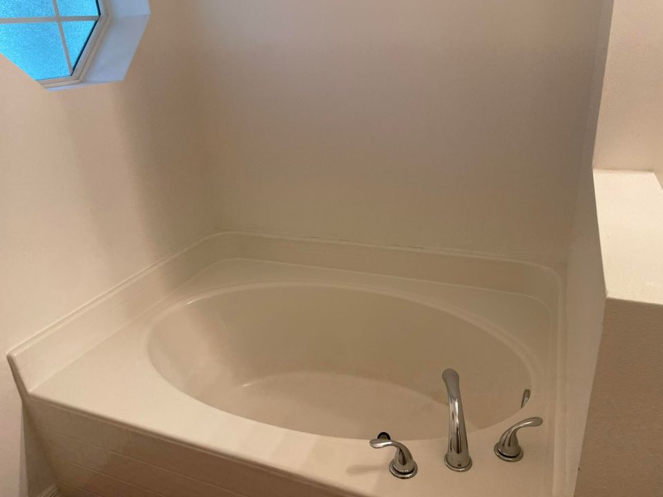 For Rent: $2,800 (4 beds, 2 baths, 1874 Square Feet)