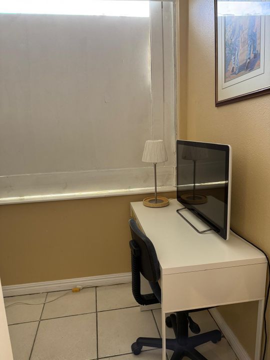 For Sale: $520,000 (1 beds, 1 baths, 712 Square Feet)