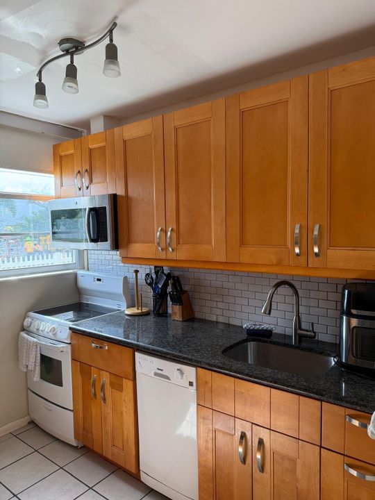 For Sale: $520,000 (1 beds, 1 baths, 712 Square Feet)