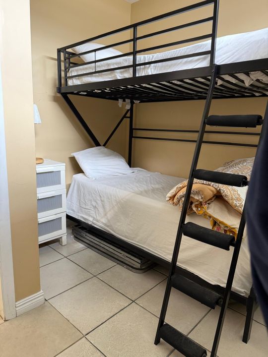 For Sale: $520,000 (1 beds, 1 baths, 712 Square Feet)