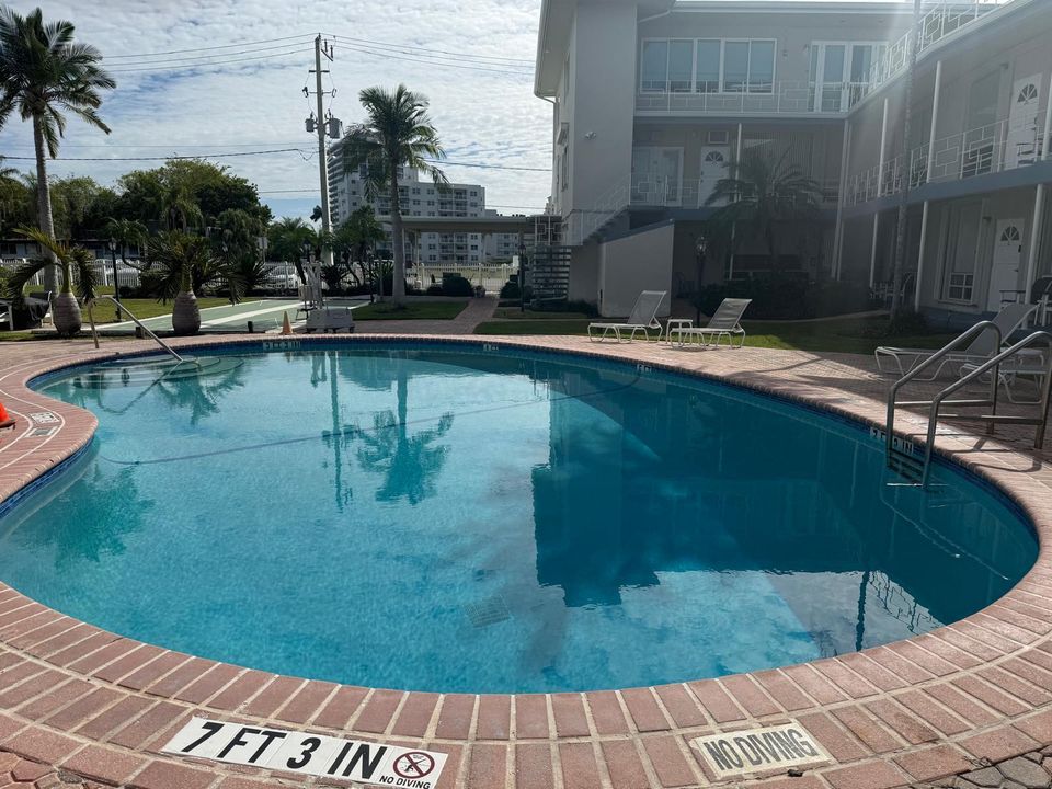 For Sale: $520,000 (1 beds, 1 baths, 712 Square Feet)