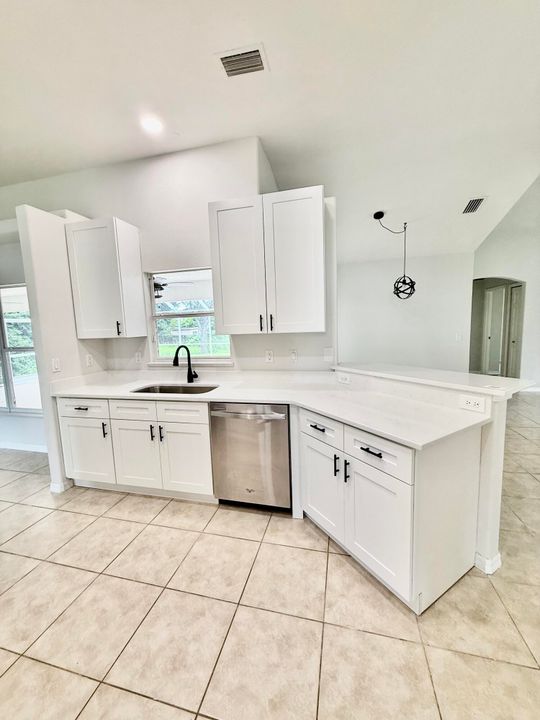 待售: $429,000 (3 贝兹, 2 浴室, 1944 平方英尺)