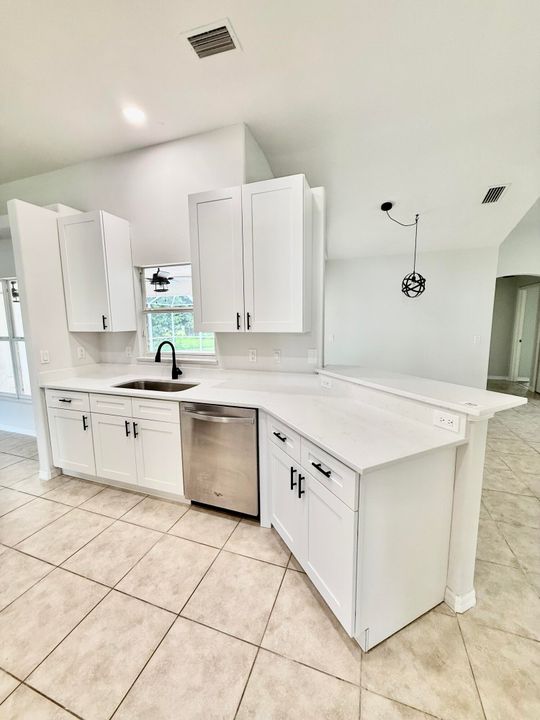 待售: $429,000 (3 贝兹, 2 浴室, 1944 平方英尺)