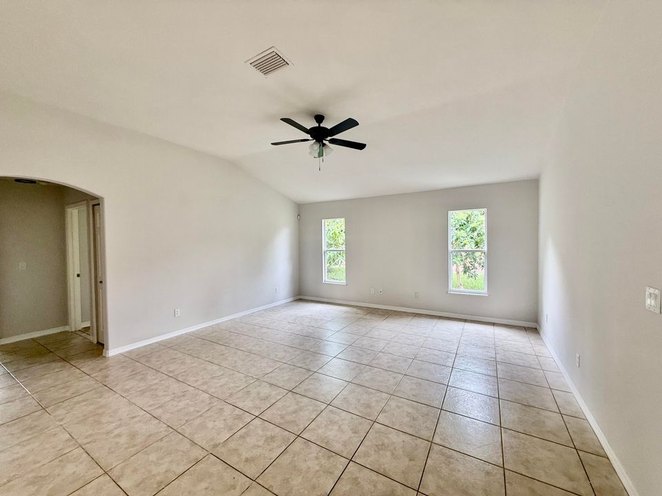 待售: $429,000 (3 贝兹, 2 浴室, 1944 平方英尺)