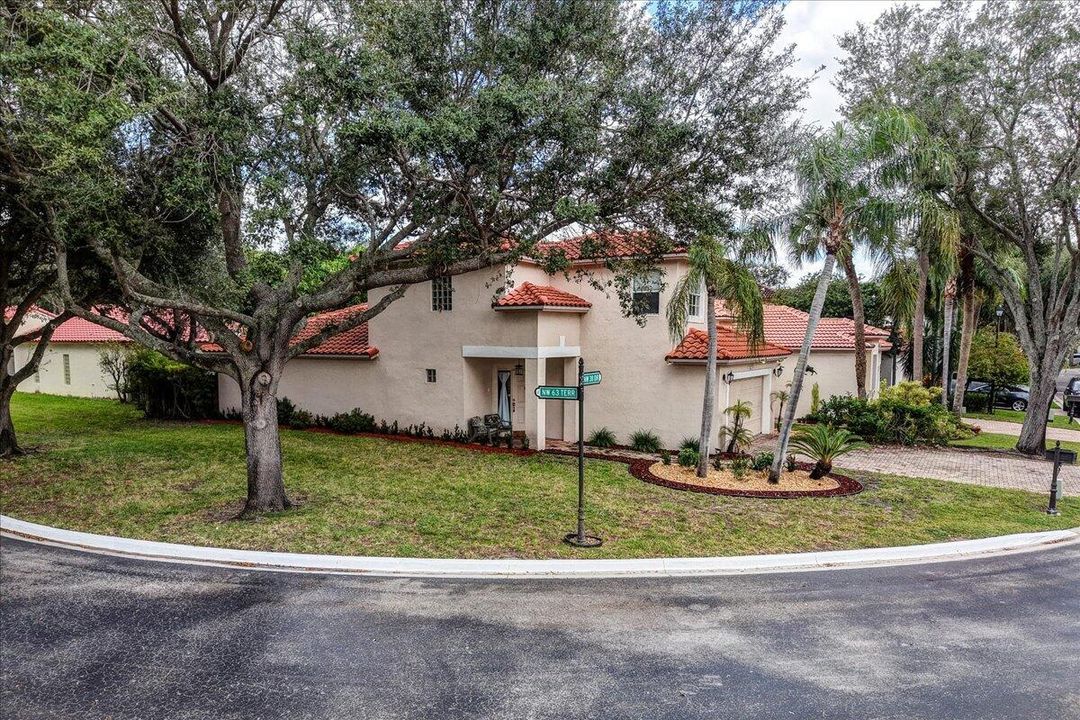 For Sale: $560,000 (3 beds, 2 baths, 1760 Square Feet)