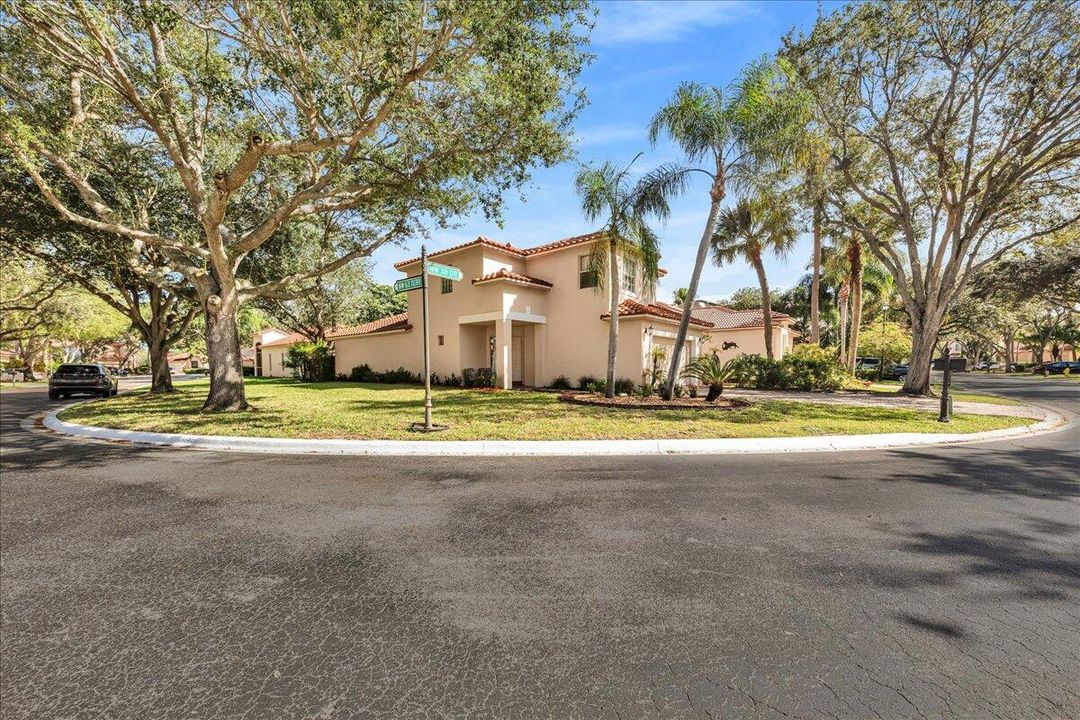 For Sale: $560,000 (3 beds, 2 baths, 1760 Square Feet)