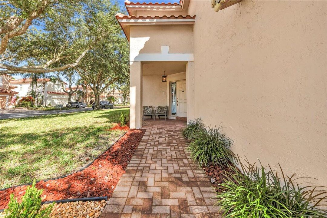 For Sale: $560,000 (3 beds, 2 baths, 1760 Square Feet)