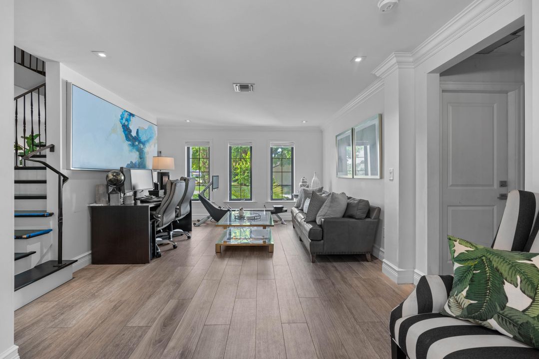 出租: $15,000 (4 贝兹, 3 浴室, 3192 平方英尺)