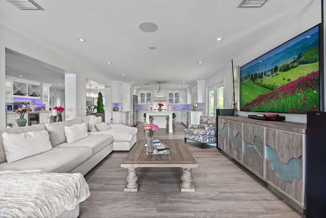 出租: $15,000 (4 贝兹, 3 浴室, 3192 平方英尺)